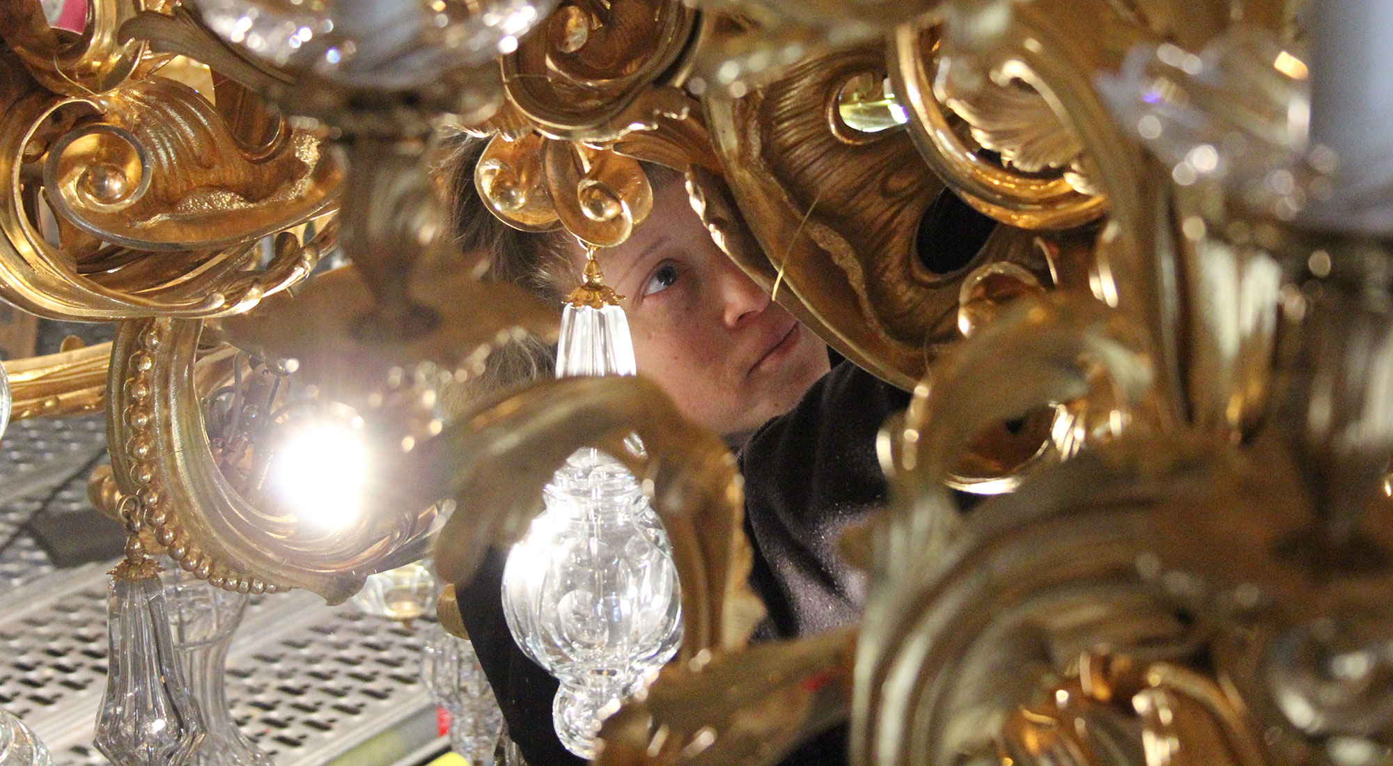 Fixing of the large pendulums of the Quadratsaal chandelier at the Liechtenstein Palace
